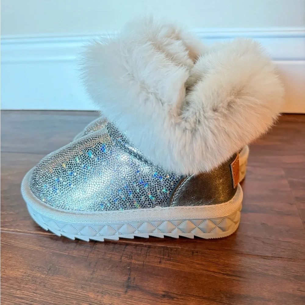 NWOT Doe A Dear Silver Glitter and White Fur Lined BootsSize 9.5